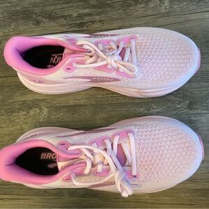 Brooks Women's Sneakers in Pink and White
